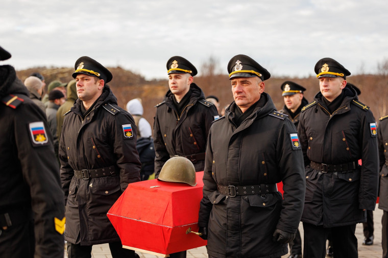 Торжественная церемония захоронения останков советских воинов.